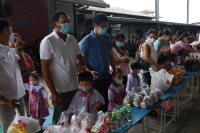 กิจกรรมทำบุญ ตักบาตร ข้าวสาร อาหารแห้ง และฟังธรรม เนื่องในวันอาสาฬหบูชาและวันเข้าพรรษา