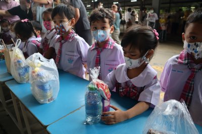 กิจกรรมทำบุญ ตักบาตร ข้าวสาร อาหารแห้ง และฟังธรรม เนื่องในวันอาสาฬหบูชาและวันเข้าพรรษา