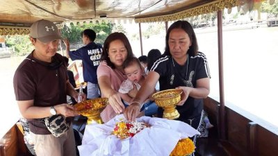 ลอยอังคารอยุธยา - ผู้ใหญ่ม่วย