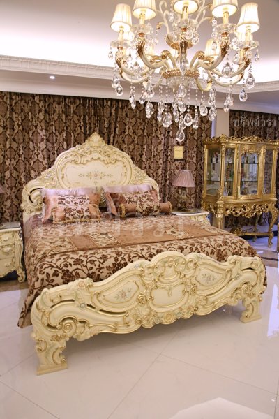 BEDS & DRESSING TABLES