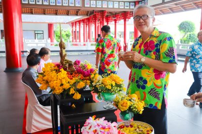 รดน้ำขอพรผู้ใหญ่คณะกรรมการโรงเรียนวุฒิวิทยา 2 ประจำปี 2567