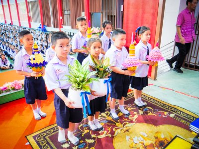 พิธีไหว้ครู (敬师仪式) ประจำปีการศึกษา 2568 ระดับประถมศึกษาและมัธยมศึกษา