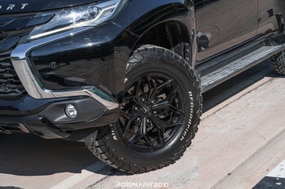 Mitsubishi Pajero V-RACING VZ01 Gloss Black & Matt Black