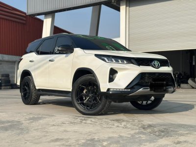 Toyota Fortuner V-RACING VZ01 Gloss Black & Matt Black