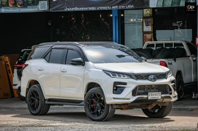 Toyota Fortuner V-RACING VZ01 Gloss Black & Matt Black