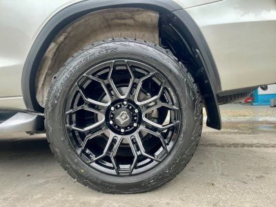 Toyota Fortuner  Mohawk WP953 Gloss Black & Matt Black