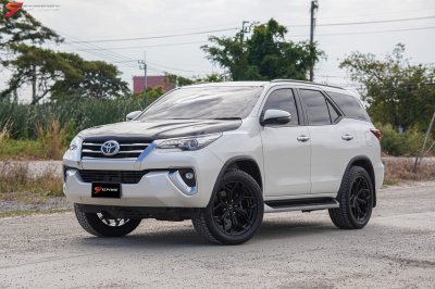 Toyota Fortuner V-RACING VZ01 Gloss Black & Matt Black