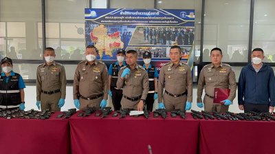 พล.ต.อ.สุรเชษฐ์ นำทีมแถลงความคืบหน้าคดีตำรวจลักปืนหลวง หลังปฏิบัติการเข้าค้น 34 จุด ' ได้ปืนคืนกว่า 64 กระบอก 10 พ.ย 65