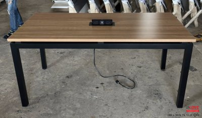 โต๊ะขาเหล็ก