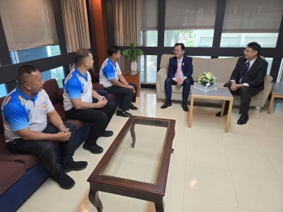 ผู้แทนสหภาพแรงงานรัฐิสาหกิจวิทยุการบินแห่งประเทศไทย เข้าพบเพื่อแสดงความยินดี กับ นายพิเชฐ คุณาธรรมรักษ์ ประธานคณะกรรมการ