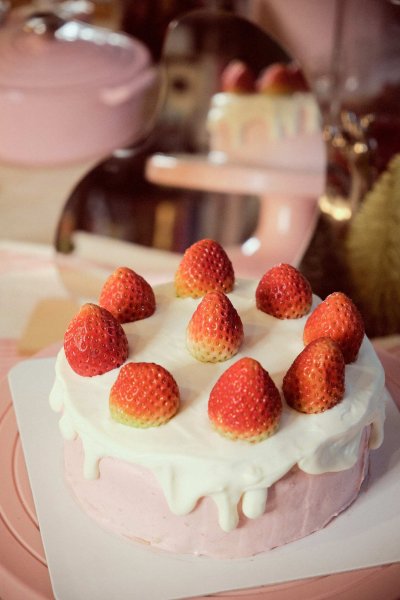 Valentine: Blushing Strawberry Cake