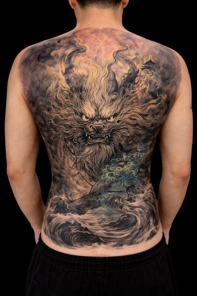 งานสักเต็มหลัง