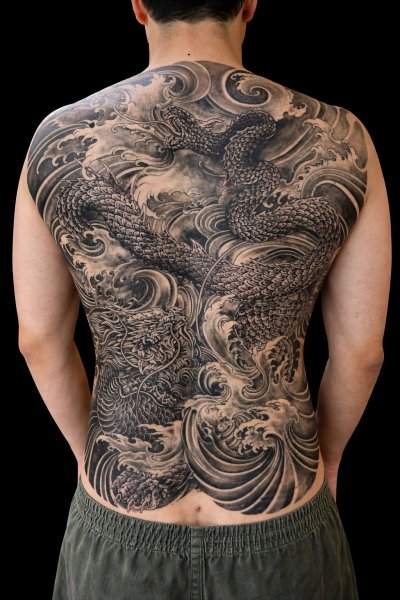 งานสักเต็มหลัง