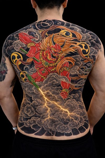 งานสักเต็มหลัง