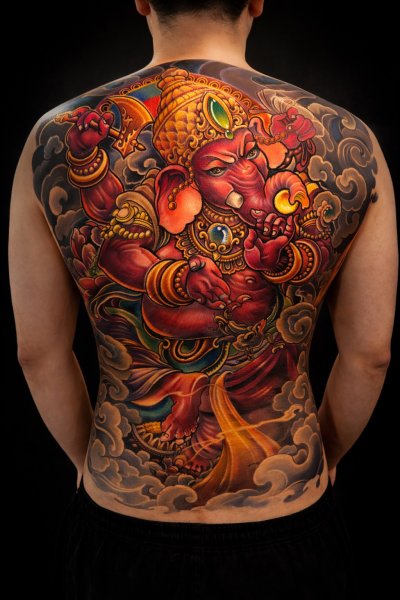 งานสักเต็มหลัง