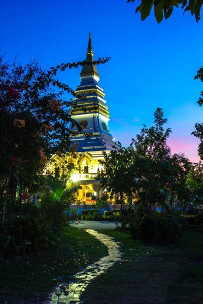 พระธาตุกลางน้ำ (พระธาตุหล้าหนอง)