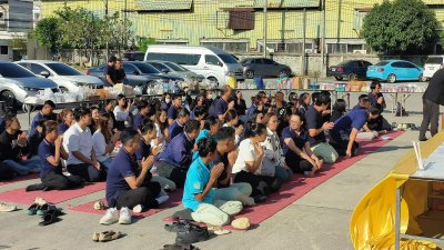 Cashew Make Merit and give alms to the monks 2026