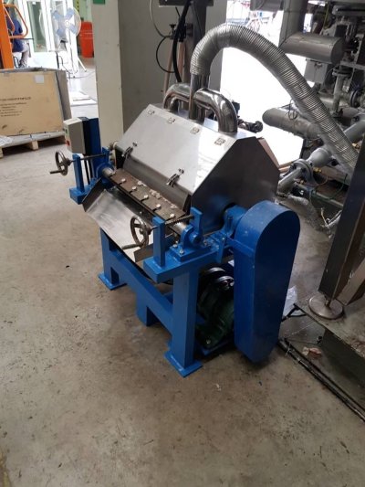 Flaker machine for wax