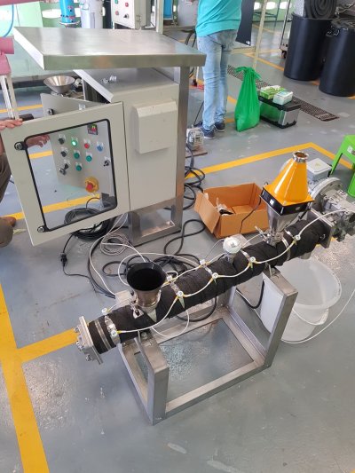 Screw heater conveyor for cyclone cube