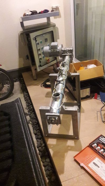 Screw heater conveyor for cyclone cube
