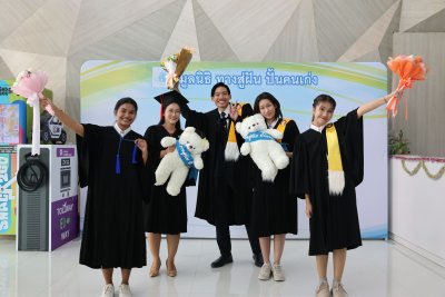 บัณฑิตที่สำเร็จการศึกษา ปีการศึกษา 2566 ร่วมถ่ายรูปจำนวน 5 คน (รอบสุดท้าย)