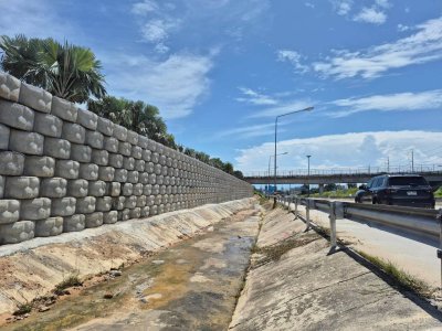 ผลงานการใช้บล็อกกำแพงกันดิน ผลงานการใช้บล็อกกำแพงกันดิน (ขนาดใหญ่) งานแก้ไขป้องกันน้ำกัดเซาะทางหลวงพิเศษหมายเลช 7