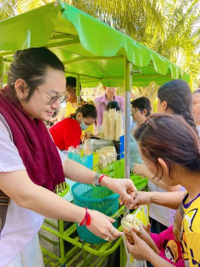 ออกโรงทานไอศครีม แก่ชาวบ้านที่มาร่วมบุญ