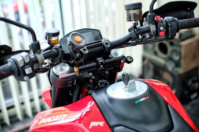 ducati hypermotard 950 rve ohlins steering damper black ducabike กันสะบัดดำโอลิน ขายึดของแต่งรถมอเตอร์ไซด์ดูคาติ