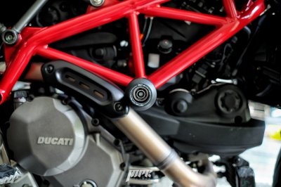 Evotech_flame_slider_กันล้มกลาง_hypermotard_950 RVE