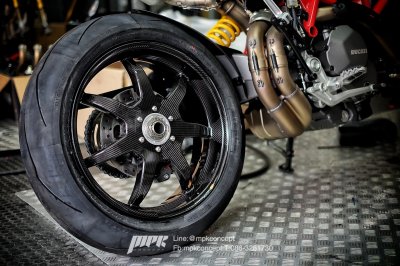 ล้อคาร์บอน_carbon_bst_wheel_ducati_hypermotard 950