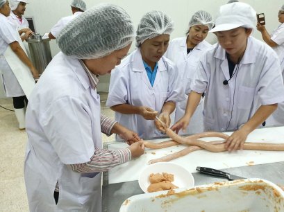  คณะเกษตรศาสตร์และทรัพยากรธรรมชาติ ม.พะเยา จัดโครงการ “ฝึกอบรมเทคโนโลยีการแปรรูปเนื้อสัตว์ หลักสูตรการทำไส้กรอกเยอรมัน”