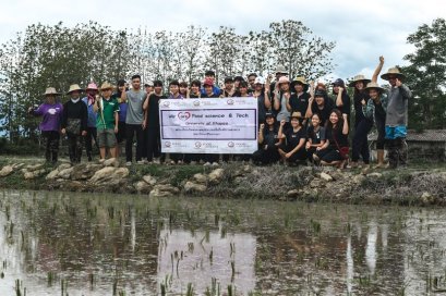 อาจารย์และนักศึกษา คณะเกษตรศาสตร์และทรัพยากรธรรมชาติ ม.พะเยา ลงแขกดำนา เพื่อเรียนรู้การปลูกข้าว จากประสบการณ์จริง เสริมสร้างประสบการณ์ที่ดี เพื่อนำไปต่อยอดใช้ในชีวิตจริงและร่วมอนุรักษ์ประเพณีที่ดีงามเอาไว้