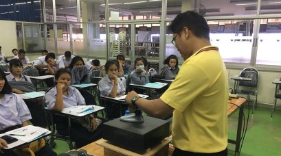 ให้ความรู้และสอนการใช้งานเครื่องมือช่างแก่นักเรียน
