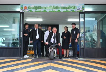 เลขาธิการ กอศ.เยี่ยมชมแผนกช่างยนต์วท.ชม.พร้อมทดลองขับมอเตอร์ไซค์ไฟฟ้าดัดแปลง