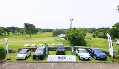 เบนท์ลีย์ แบงค็อก จัดแสดง Bentayga Hybrid ในงาน Forbes Thailand CEO Golf Tournament 2025