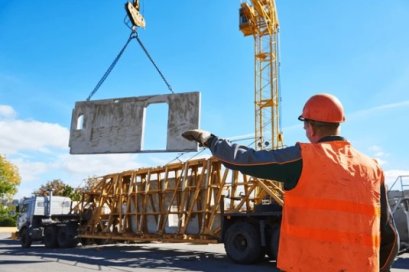 การขนถ่ายสินค้าคอนกรีตลงจากรถเมื่อถึงหน้างาน