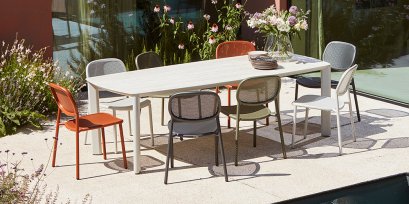 ภาพบรรยากาศเก้าอี้เอ้าดอร์ Gusto Outdoor Chair Collection แบบร่วมสมัย สำหรับสวน ระเบียง และคาเฟ่กลางแจ้ง | Gusto outdoor chairs by ms natural design lifestyle scene