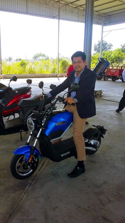 นาย อาณัติ สาดีน และ นาย รอเช็ด พรหมาด เข้าเยี่ยมชมโรงงานผู้ผลิตและจัดจำหน่ายรถมอเตอร์ไซค์ไฟฟ้า ตามโครงการ ส่งเสริมเพื่อพัฒนารถจักรยานยนต์ไฟฟ้าในประเทศไทย