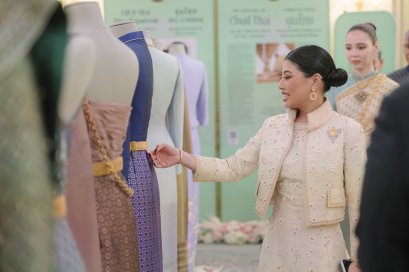 ผ้าไทย Popular in  Paris กรมส่งเสริมวัฒนธรรม กระทรวงวัฒนธรรม จัดกิจกรรม CHUD THAI KNOWLEDGE, CRAFTSMANSHIP AND PRACTICES OF THE THAI NATIONAL COSTUME
