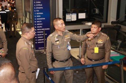 Pol.Gen.Sompong Chingdaung visited Suwannabhumi airport to solve long queue immigration
