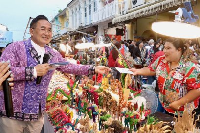 ผู้ว่าฯ ภูเก็ตนำทีมรณรงค์ คนละครึ่ง พลัส เชิญชวนร้านค้าและประชาชนร่วมลดค่าครองชีพ กระตุ้นเศรษฐกิจท้องถิ่น