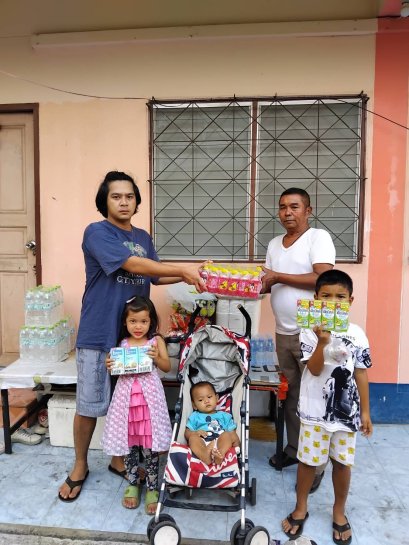 รองสว.(ป) สน.บางชัน เป็นสื่อกลาง นำข้าวสาร อาหารแห้ง ที่ได้รับบริจาคจากพระครูกฤษณะ กิตุติภทุโท ส่งต่อให้ผู้ป่วย