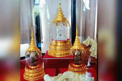 พระเจดีย์ทรงกลมประดิษฐานพระบรมสารีริกธาตุ และพระอรหันธาตุ เป็นฝีมือของสำนักช่างสิบหมู่กรมศิลปากร