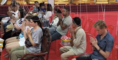 ชาวรัสเซียและคนไทยนิยมเดินทางมาวัดหลวงพ่อปากแดง เพื่อเข้าพิธีนอนโลงศพสะเดาะเคราะห์ต่อดวงชะตา