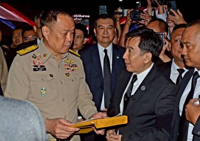 "เสี่ยโก้" นายก่อเกียรติ พาณิชยารมณ์ หอบหลักฐานเหตุการณ์ บ.แพลน บี. ร่วมมืออดีตเจ้าหน้าที่ภาครัฐปลอมแปลงเอกสารสำคัญ ทำให้ตนเสียหายกว่า กว่า 5,000 ล้านบาท และภาครัฐสูญรายได้กว่า 1,000 ล้านบาท