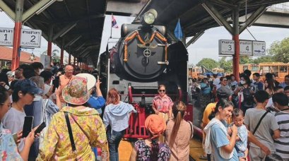 "รถจักรไอน้ำพาแม่เที่ยว ย้อนวันวานสู่เมืองแปดริ้ว