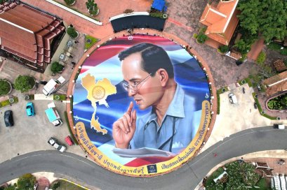 สมุทรปราการ : มูลนิธิเจโตวิมุติ - เมืองโบราณ จัดกิจกรรมเชิงสัญญาลักษณ์ขึงภาพในหลวง ร.๙ ผืนใหญ่ วันเจริญสติเพื่อชาติ (Anapanasati Day)