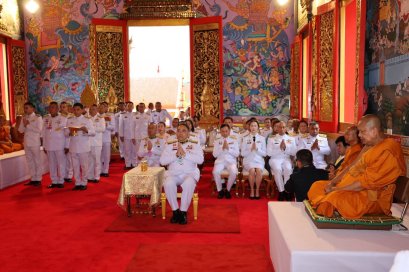  ในหลวง  โปรดเกล้าฯ ให้องคมนตรี เชิญสัญญาบัตร พัดยศ และผ้าไตร ไปถวายแด่พระภิกษุ ที่ทรงตั้งสมณศักดิ์ เป็นพระราชาคณะชั้นสามัญ 