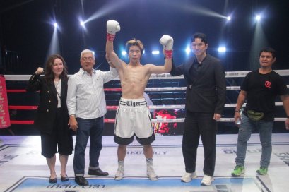 "เจ้าหนูมหัศจรรย์" ไทเกอร์ มาร์ช กำปั้นลูกครึ่งไทย-จีนวัย 14 ปีพกสไตล์การชกบู๊ดุดันคว่ำ เกียรติพล กระแอ นักชกวัย 31 ปีน็อคยก 1 ในการชกเป็นคู่เอก The Fighter World Boxing