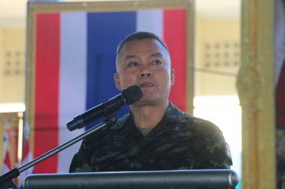 สมุทรปราการ : FC แม่ทัพกุ้งแห่ต้อนรับ  หลังเดินทางมาบรรยาให้คณะนักเรียน ครูโรงเรียนสมุทรปราการ รู้รักความสามัคคีต่อชาติ ศาสนา และพระมหากษัตย์